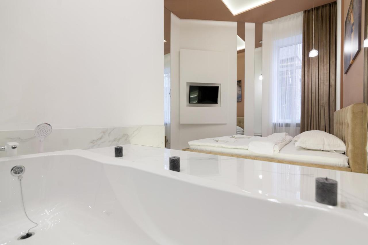 Royal Stylish Apartment In The Old City 利沃夫 外观 照片